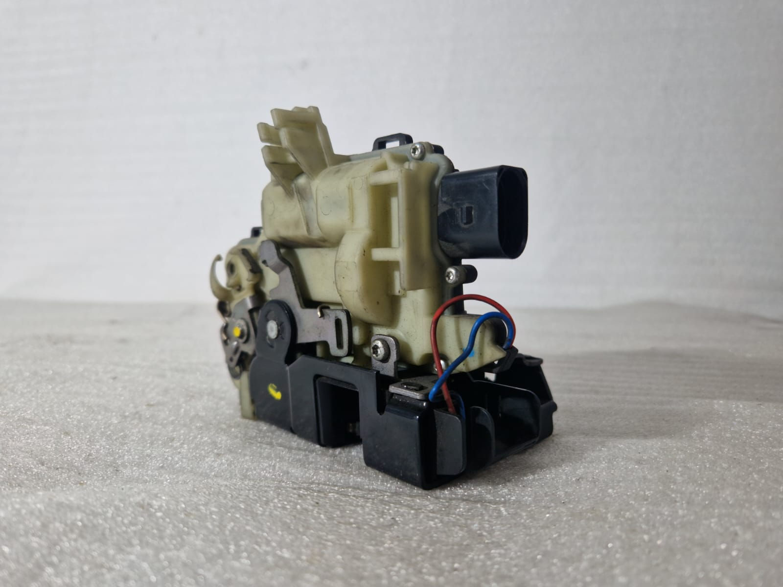 Cerradura Delantera Izquierda Volkswagen Golf IV 2001