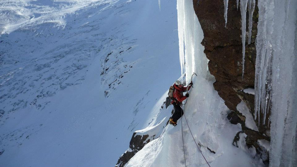 Fi Ice Climbing Chancer on Hells Lum in the Cairngorms