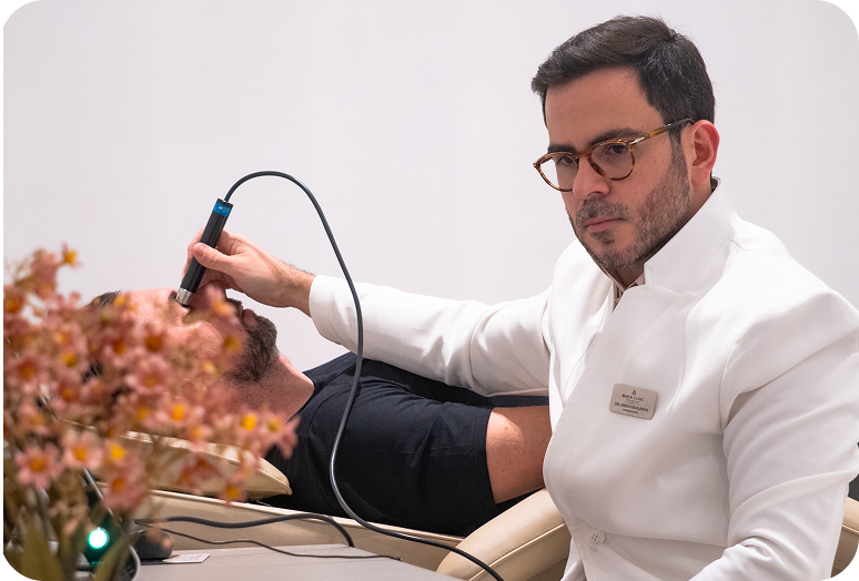 o-equipamento-medico-de-oftalmologia-exame-oftalmologico 1.png