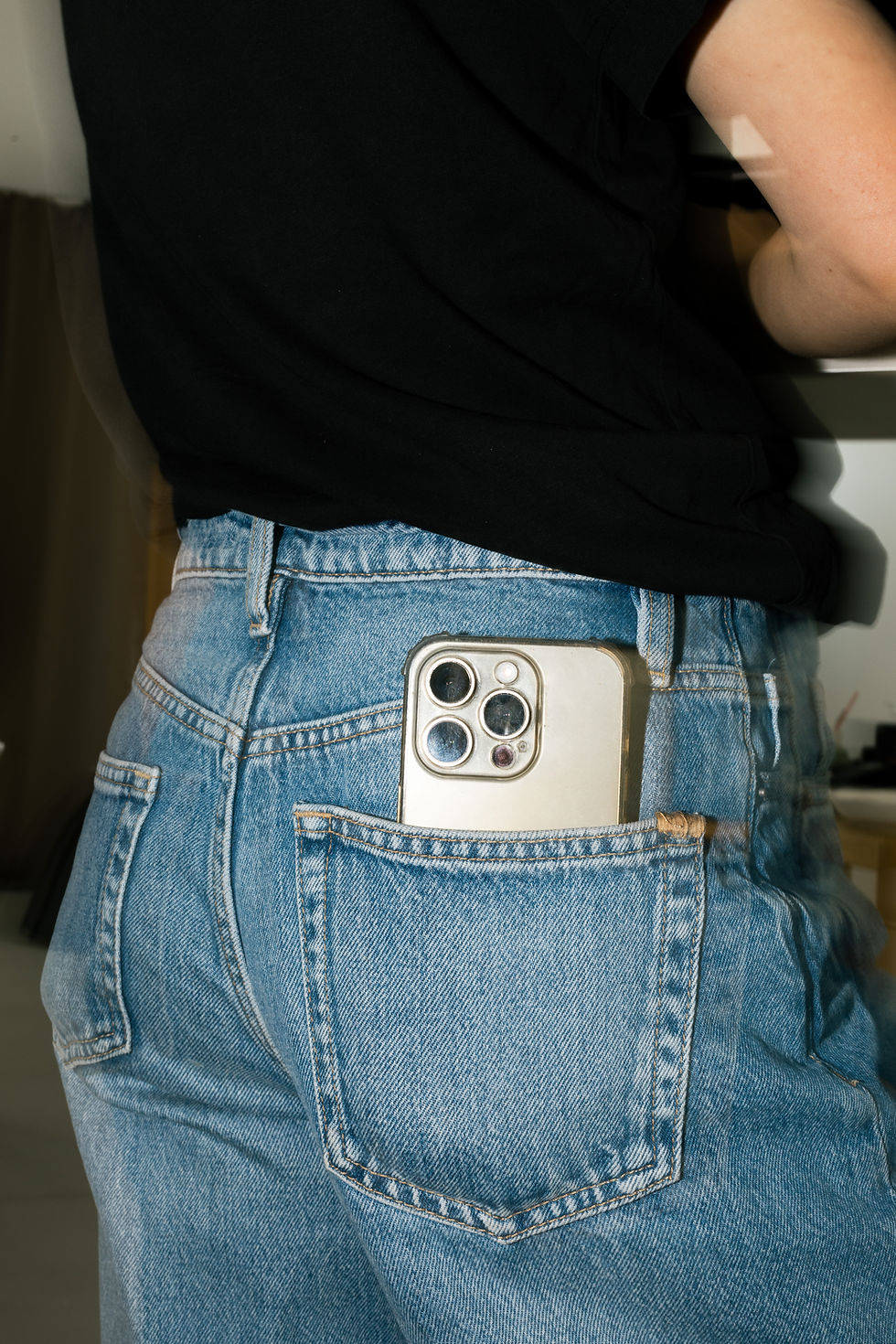 kaboompics_flash-photography-aesthetic-in-creative-workspace-and-modern-lifestyle-moments-