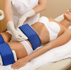 Mulher recebendo tratamento de criolipólise no abdômen e coxas em clínica estética