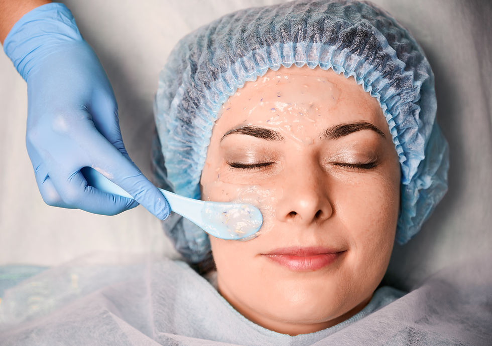 Peeling químico facial sendo aplicado com espátula por profissional em cliente deitada