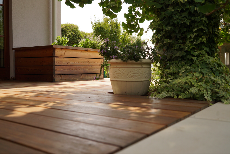 Terrasse mit Holzdeck aus Cumaru und Hochbeet in Leopoldsdorf bei Wien