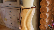 geschnitzte Holzsäule für Blumen