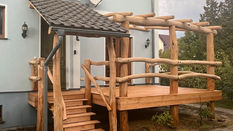 Überdachung
Carport
Grünes Klassenzimmer
massiver Unterstand
rustikal Rundstammbau
massiv Holz
Rundstammbau