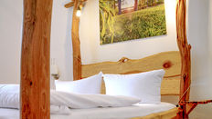 Hotelzimmer mit Himmelbett
mit  LED Beleuchtung