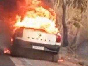 Carro é Destruído por Incêndio em Rodovia de Goiás