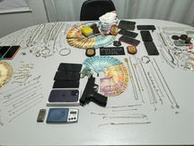 Polícia prende sete pessoas por receptação de joias furtadas de joalheria de Posse-GO; bens foram recuperados