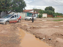 Caos e Descaso em Simolândia com Chuvas Expondo Falhas em Obra
