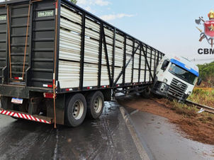 Carreta tomba causando lentidão em trânsito na BR-020