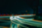 Una imagen de las luces del coche por la noche. Los conductores deben ajustar su velocidad para estar seguros en condiciones como la oscuridad y la niebla. No hacerlo puede causar accidentes.