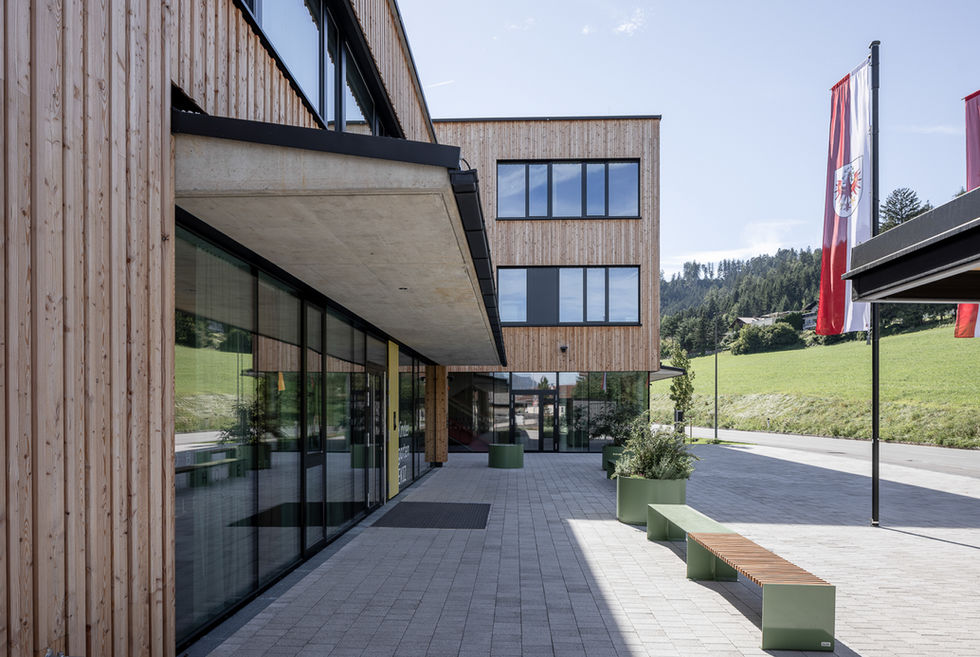 Architekturfotografie eines neuen Bildungszentrums in Terfens, Tirol.