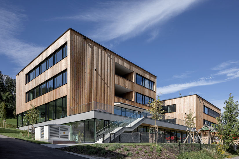 Aussenansicht Fassade aus Holz Schulzentrum Terfens