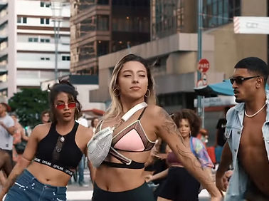Larissa e outros bailarinos dançando na avenida paulista