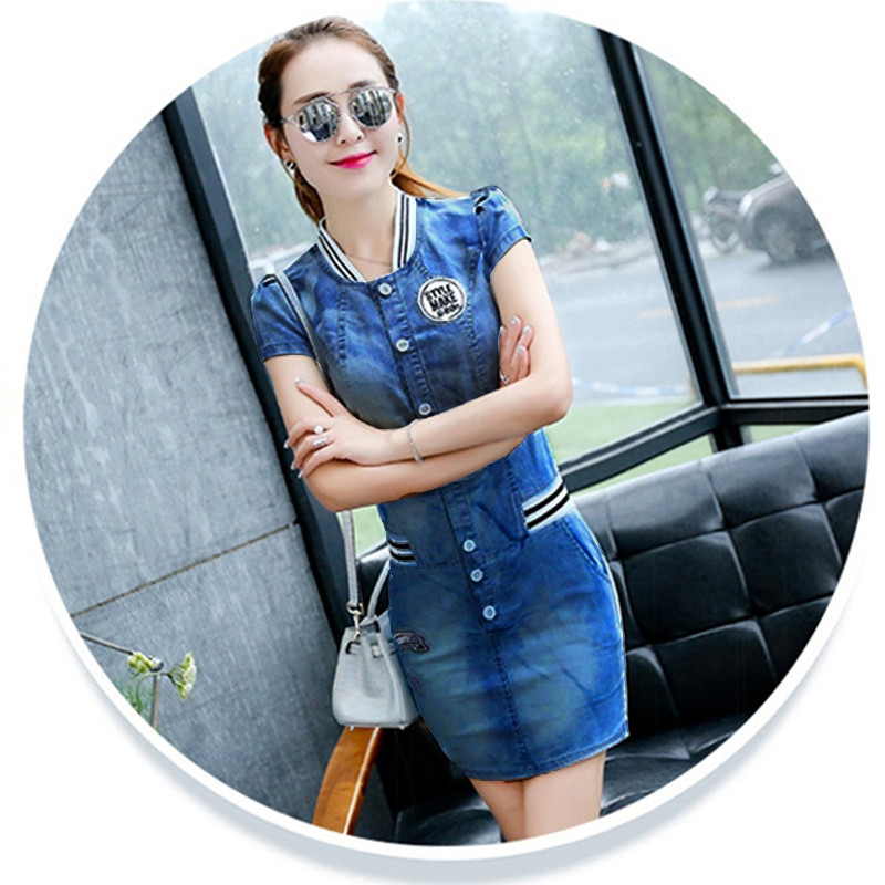 Thumbnail: Đầm Jean xẻ lai phối túi duyên dáng