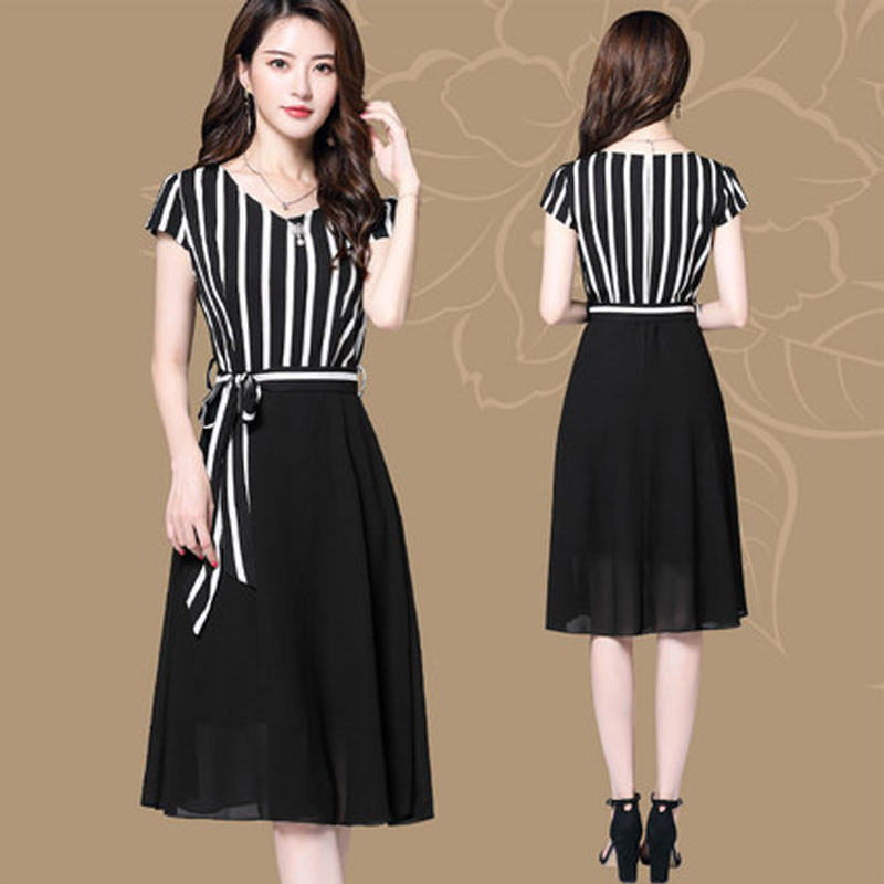 Thumbnail: Đầm xòe voan phối sọc duyên dáng