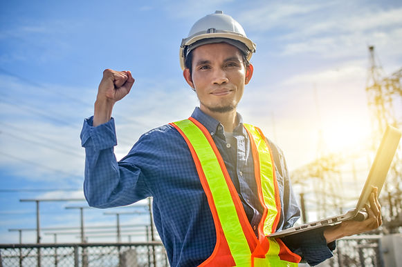 retrato-de-un-ingeniero-sonriente-con-una-computadora-portatil-mostrando-el-puno-mientras-