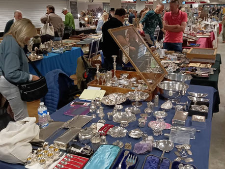 今月は秋のアンティークマーケット開催です