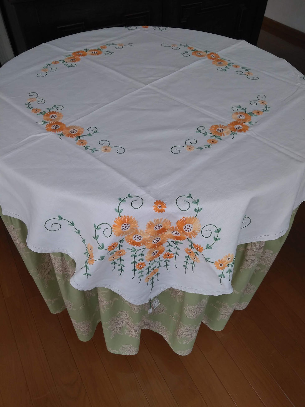 サムネイル： イギリス刺繍テーブルクロス