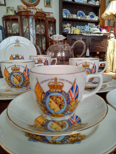 ロイヤルハーヴィー社エリザベス女王戴冠記念トリオ | Antique Melford