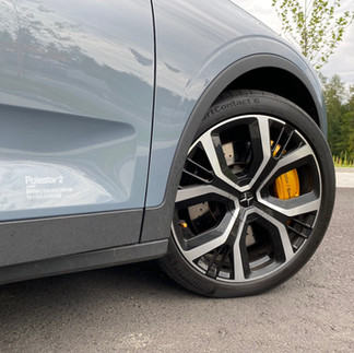 Polestar 2 – Goldene Brembo Bremssättel