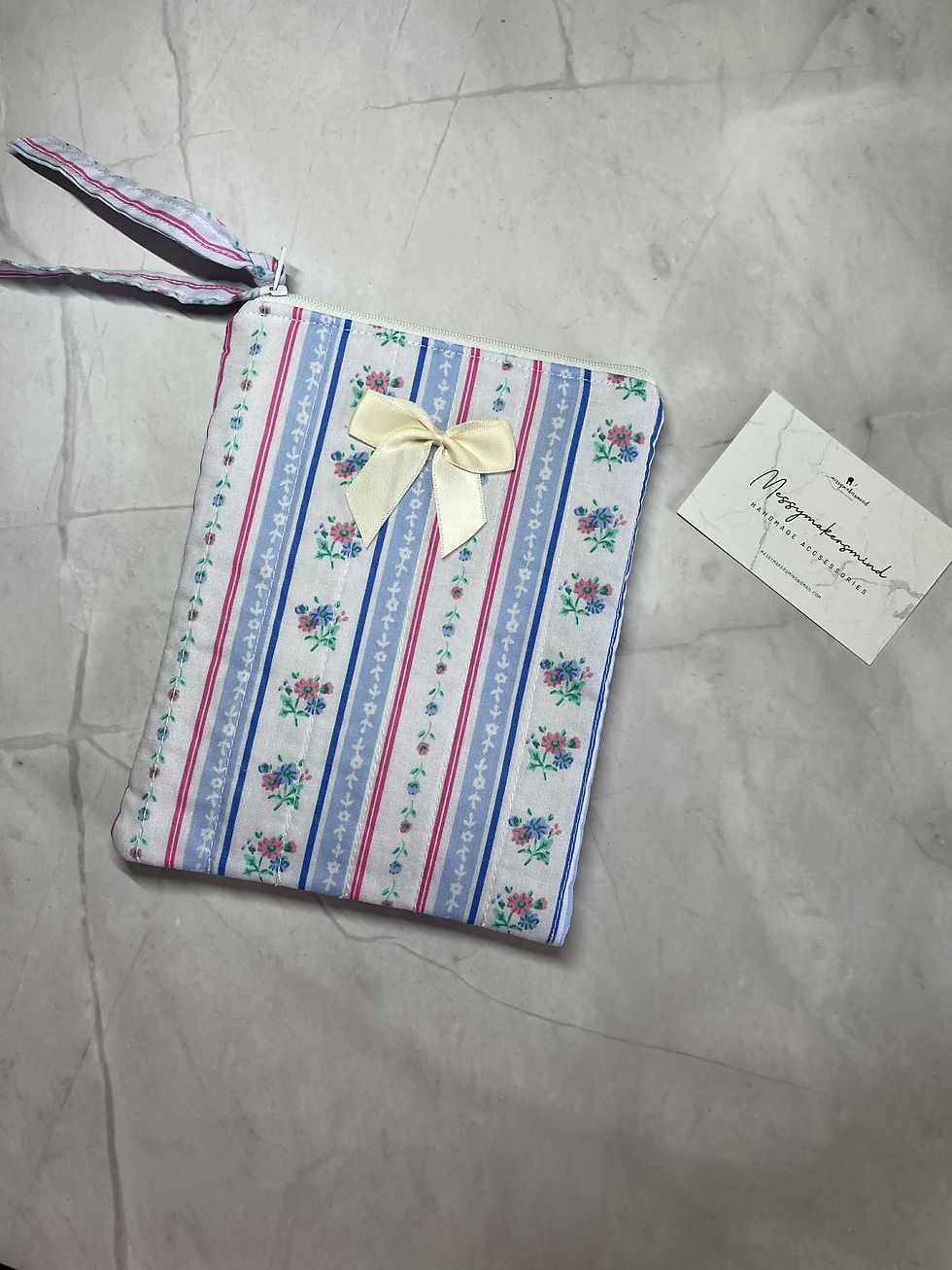 Thumbnail: Quilted bow kindle sleeve (retro vintage floral)