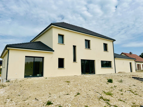 Cette spacieuse maison individuelle s'étend sur une superficie totale de 202 m2 répartis sur deux niveaux. Au rez-de-chaussée, vous trouverez une généreuse surface habitable de 117 mètres carrés qui comprend une buanderie pratique, idéale pour gérer les besoins de la maison, ainsi qu'un bureau. De plus, cette maison offre cinq chambres, offrant amplement d'espace pour la famille et les invités. Deux dressing bien conçus ajoutent à la fonctionnalité de la maison, offrant un espace de rangement pour les vêtements et accessoires. La pièce de vie, spacieuse et accueillante, est parfaite pour se réunir en famille ou entre amis, et deux salles de bains et deux toilettes qui offrent un confort moderne. Un garage pratique assure un espace de stationnement sûr et protégé pour les véhicules, et un porche élégant complète l'entrée de cette maison, ajoutant une touche d'élégance à son charme. Cette maison offre une combinaison d'espace, de fonctionnalité et d'esthétique idéale ! 