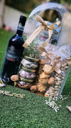 יין, ממתקים, ומארז מתנה יוקרתי