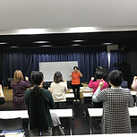対面でのセミナーの場面の一例です