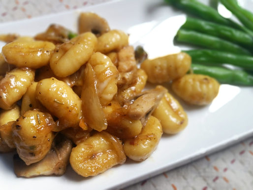 Gnocchis au poulet, oignons caramélisés, pistaches et romarin
