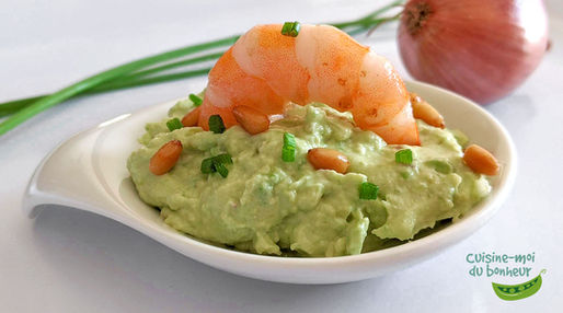 Mousse à l'avocat, crevette et noix de pin