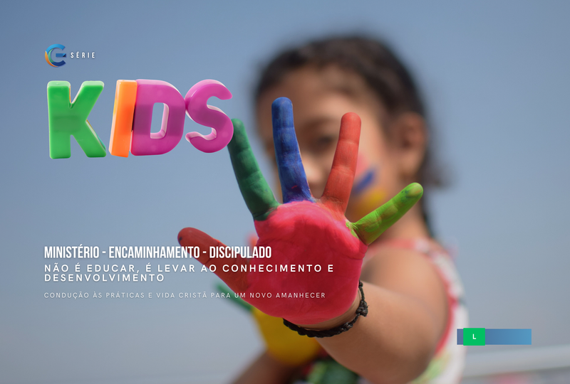 Criança mostrando a mão pintada com cores vibrantes, simbolizando criatividade e ensino no Ministéri