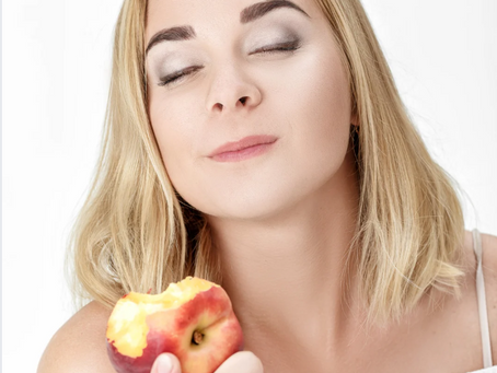 Frau isst Apfel mit Genuß Gefühl