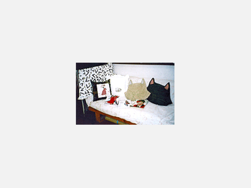 森山洋裁教室の手作りのクッションや作品が飾られた教室内