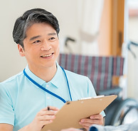 契約書類を確認しながら入居契約の説明を受ける人物