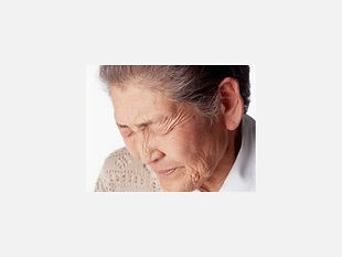 シニアの女性が目をつぶる.jpg