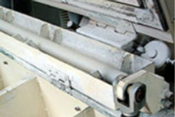 蛍光管処理のための蛍光管破砕機に入っている使用済み蛍光管