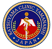 医療従事者とハートが描かれた勝山診療所の円形ロゴ