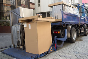 業務用厨房機器をトラックで搬入・納品する作業の様子