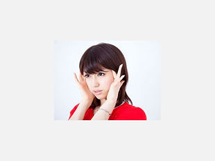 耳をおさえて苦しむ女性