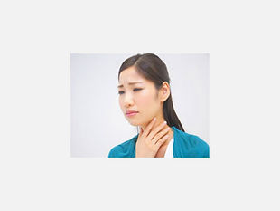 喉をおさえて苦しむ女性