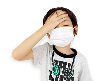 マスクを着用した体調の悪い子ども