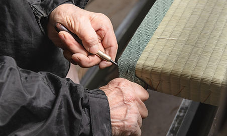 畳職人が畳縁を整えている手元の作業
