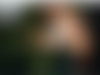 Homem e mulher conversando na varanda de uma casa.