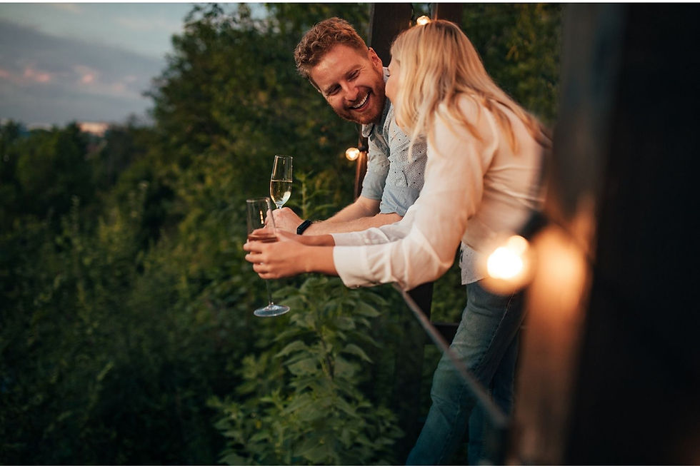 Homem e mulher conversando na varanda de uma casa.