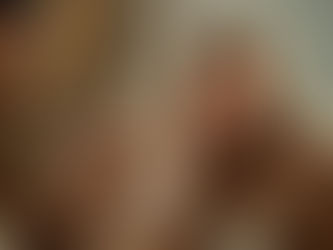 Mulher conversando com marido tentando consertar o relacionamento.