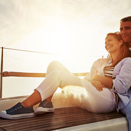 Casal em um barco no pôr do sol