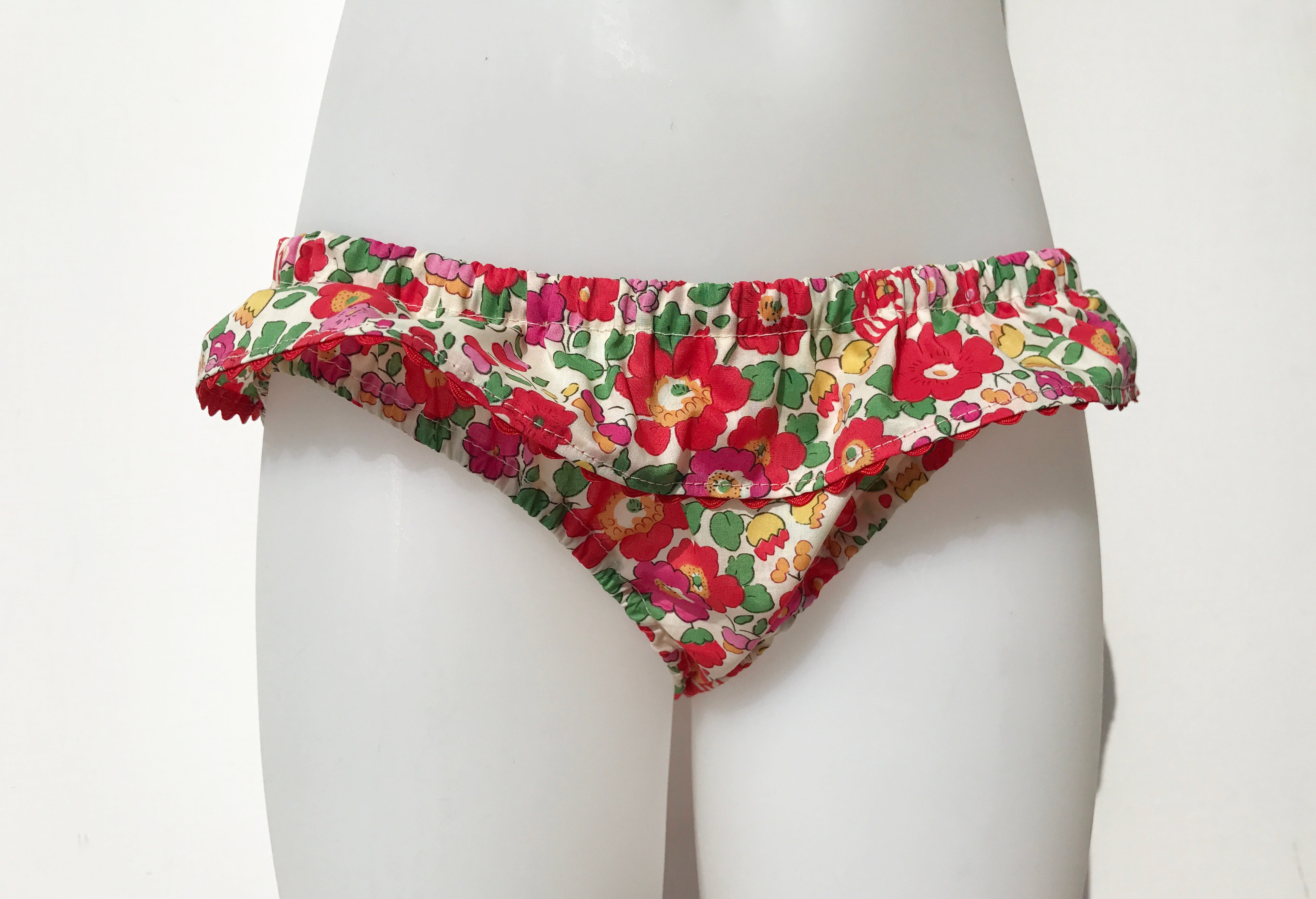 Bikini frou-frou