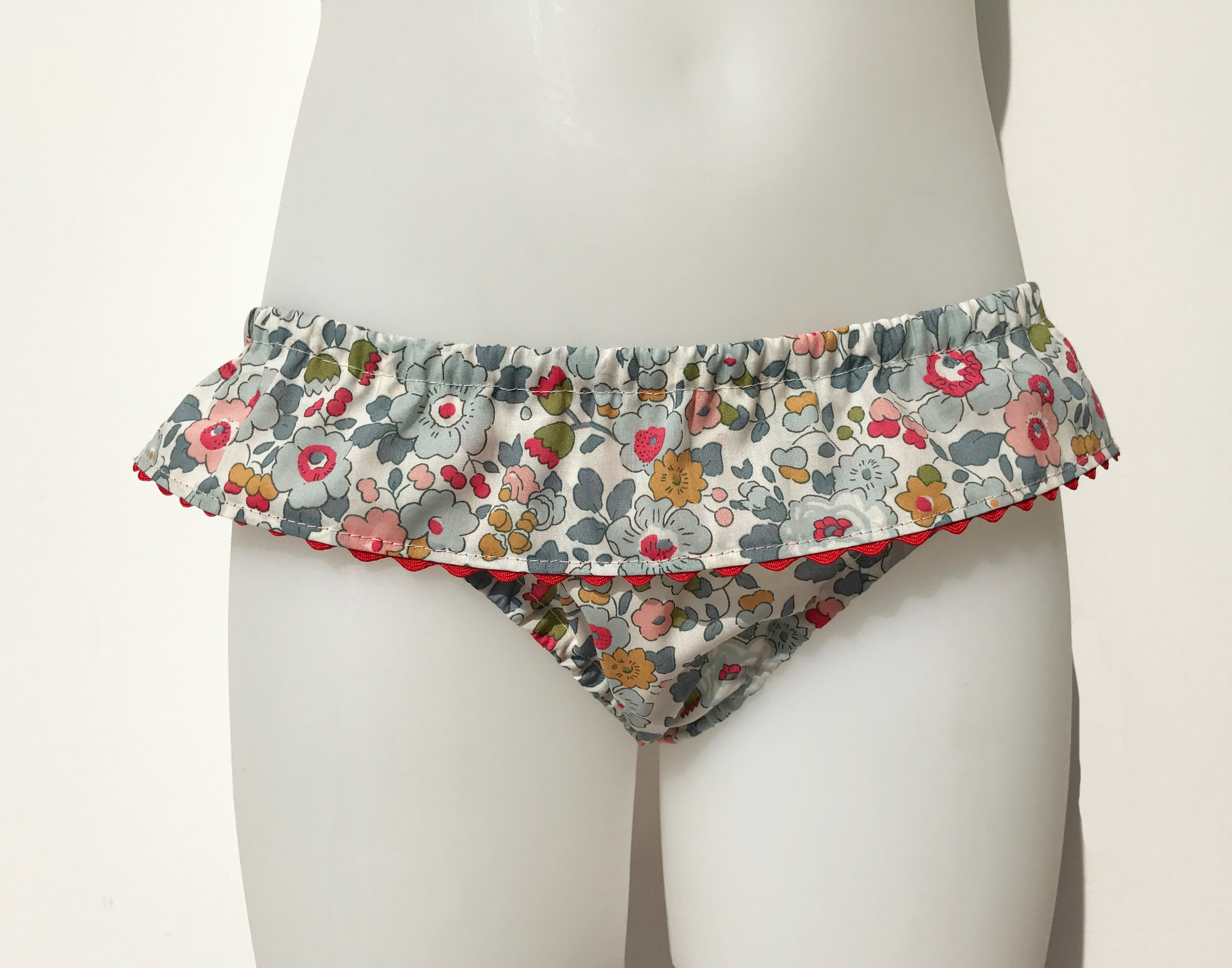 Bikini frou-frou