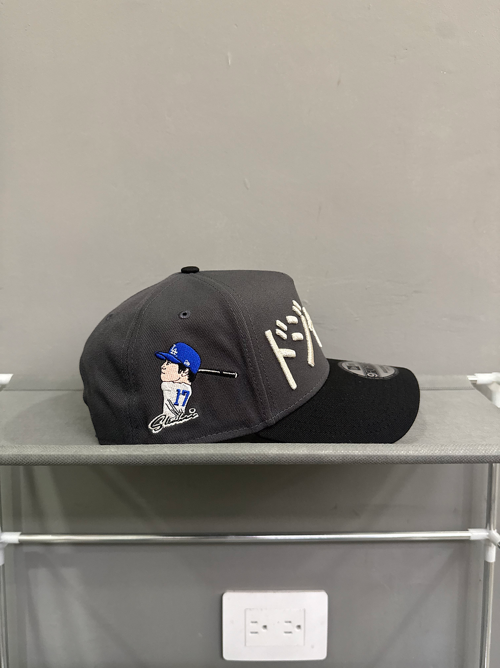 Miniatura: Gris con negro y letras japonesas plateadas, Dodgers parche de Ohtani bateando
